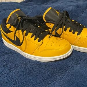 AIR JORDAN LOW TAXI YELLOW